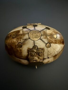 vintage oval-shaped trinket bone jewelry box